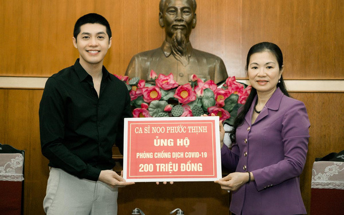 Thời điểm dịch COVID-19 bùng phát tại Việt Nam, Noo Phước Thịnh từng bỏ tiền túi ủng hộ 200 triệu đồng. Anh cũng hỗ trợ thêm 100 triệu đồng giúp người dân miền Tây chống hạn mặn.