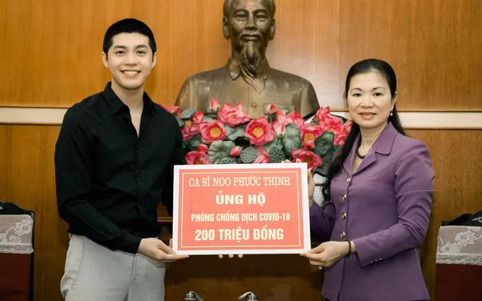 Thời điểm dịch COVID-19 bùng phát tại Việt Nam, Noo Phước Thịnh từng bỏ tiền túi ủng hộ 200 triệu đồng. Anh cũng hỗ trợ thêm 100 triệu đồng giúp người dân miền Tây chống hạn mặn.