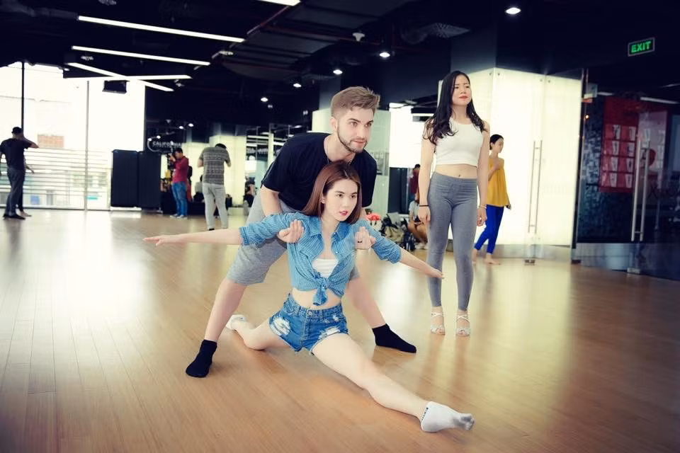 Ngọc Trinh vốn mê nhảy sexy dance. Chính việc tập luyện chăm chỉ khiến "nữ hoàng nội y" giữ gìn được vóc dáng tuyệt đẹp.