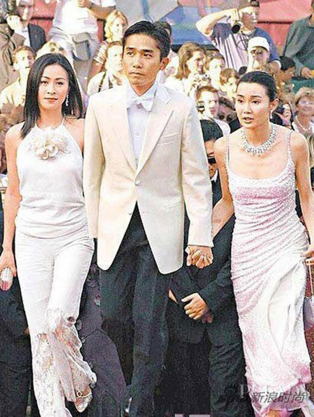 Trong đó, tai tiếng nhất là tin đồn cô là người thứ ba, xen vào mối quan hệ của Lương Triều Vỹ và Lưu Gia Linh sau khi nảy sinh tình cảm qua 2 lần hợp tác đóng phim.