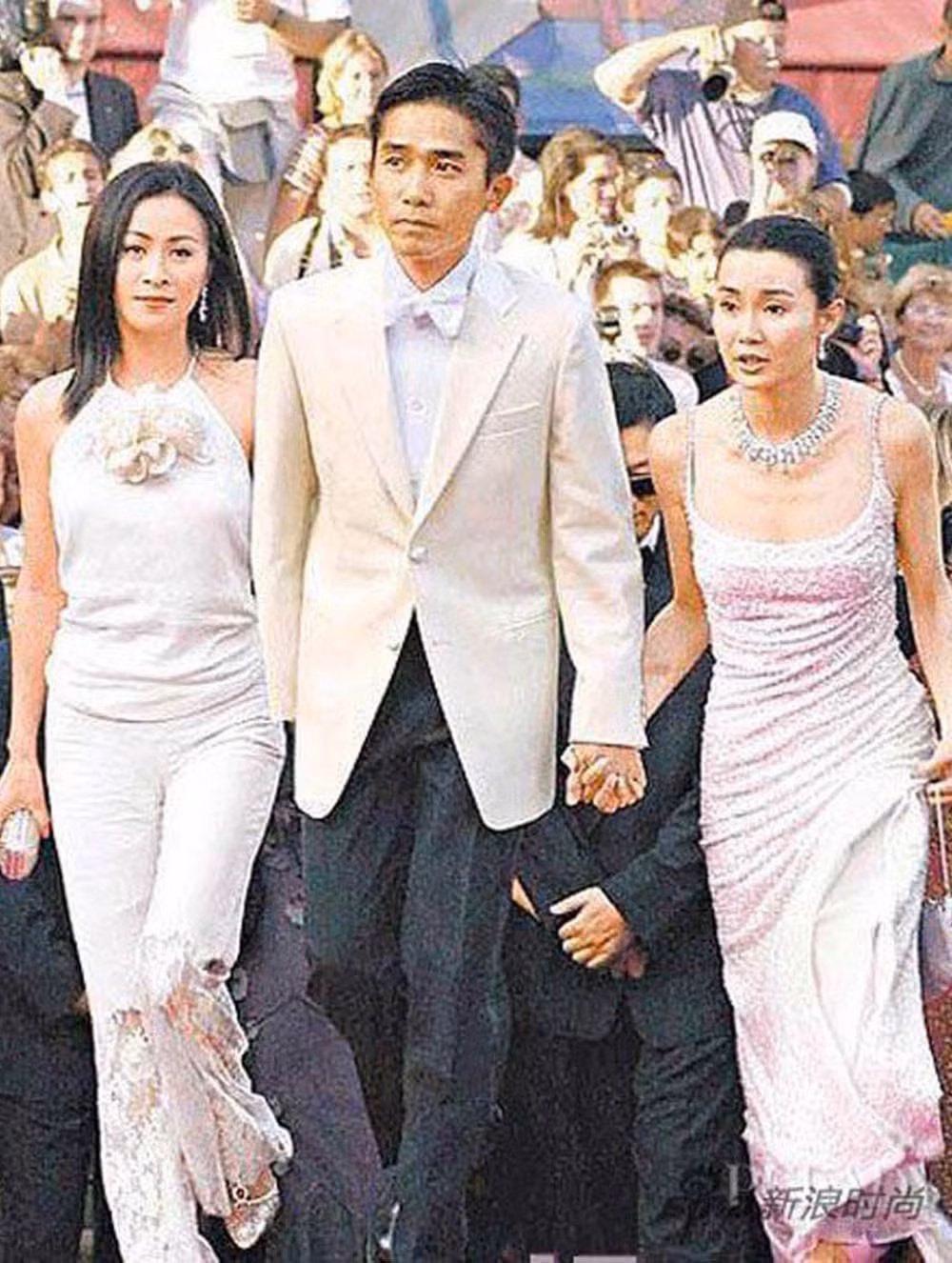 Trong đó, tai tiếng nhất là tin đồn cô là người thứ ba, xen vào mối quan hệ của Lương Triều Vỹ và Lưu Gia Linh sau khi nảy sinh tình cảm qua 2 lần hợp tác đóng phim.