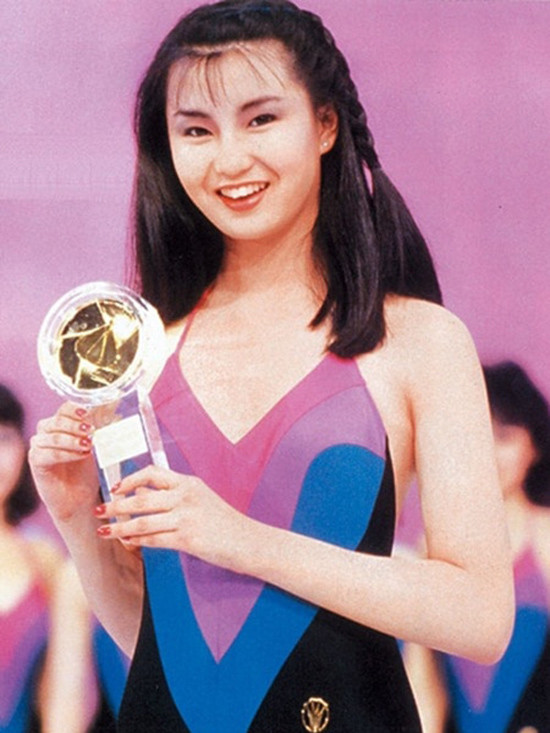 Tuổi 19, Mạn Ngọc trở về Hong Kong sinh sống mang theo hoài bão trở thành diễn viên nổi tiếng.