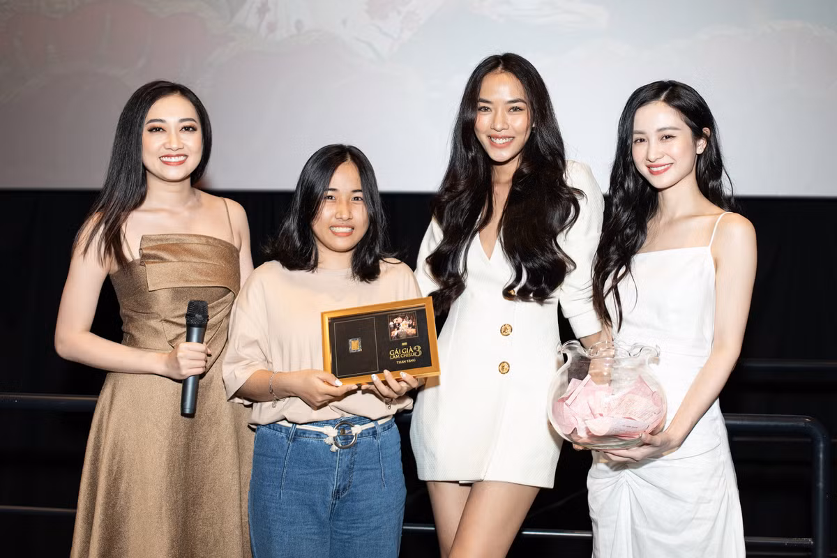 Lan Ngoc va e-kip “Gai gia lam chieu 3” mang 16 chi vang tang khan gia-Hinh-2