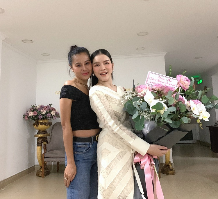 Nam Thư lại đến tận nhà riêng của Lý Nhã Kỳ để tặng hoa. Thậm chí cô phải đứng chờ 2 tiếng ở cổng vì không biết lịch quay của Lý Nhã Kỳ có chút thay đổi.