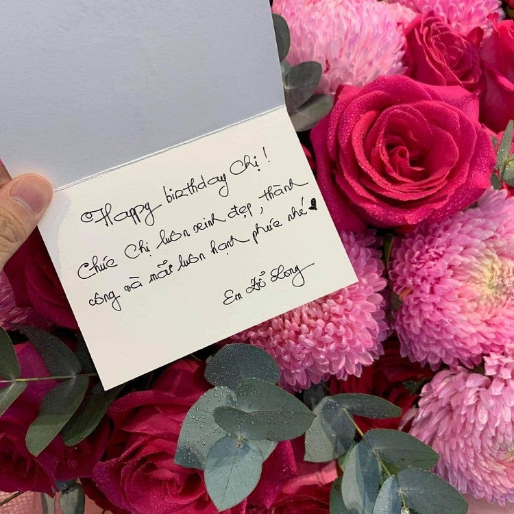 Nhà thiết kế Đỗ Long cũng bí mật mang hoa và bánh kem đến tận nhà để tạo bất ngờ cho Lý Nhã Kỳ.