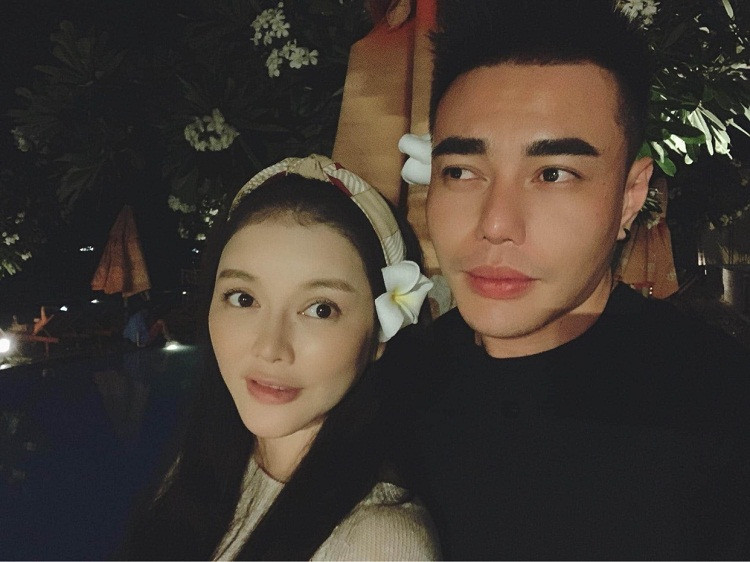 Lê Dương Bảo Lâm quay xong gameshow đã xuống Vũng Tàu quê hương Lý Nhã Kỳ để mừng sinh nhật cô. "Thánh livestream" ôm bánh kem, giữ vai trò host cùng mọi người chúc mừng sinh nhật Lý Nhã Kỳ.