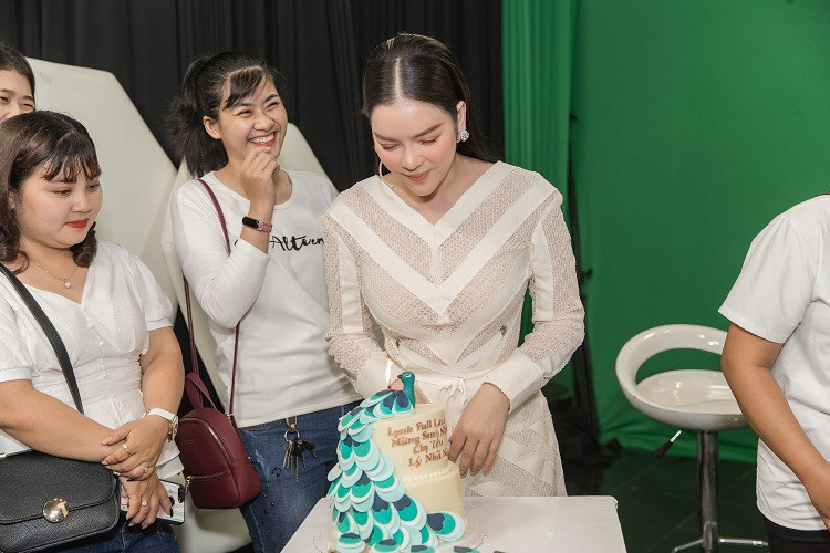 Trước tình cảm của mọi người, Lý Nhã Kỳ vỡ òa hạnh phúc.