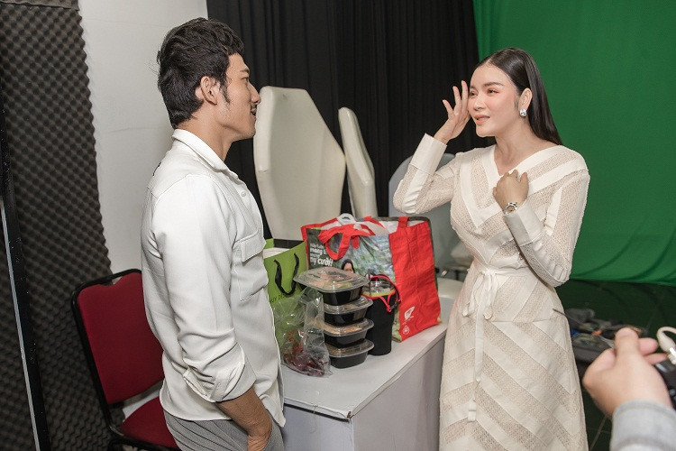 Nam diễn viên "Song Lang" mang theo một loạt hộp đồ ăn như bánh tráng trộn, mít, cóc, nho đến làm quà sinh nhật đàn chị.