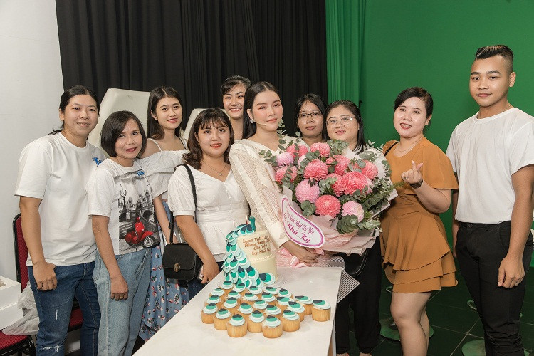 Tuy nhiên, nữ diễn viên đã nhận được món quà bất ngờ khi được fan bí mật tổ chức sinh nhật ngay tại trường quay.