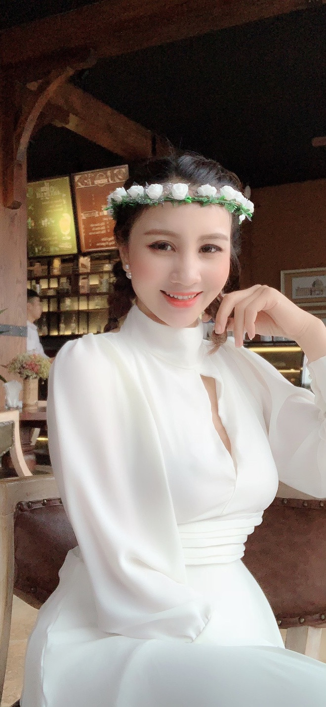 Trước khi ghi danh Hoa hậu Việt Nam 2020, Sùng Thu Thủy từng giành danh hiệu Người đẹp triển vọng của cuộc thi Hoa khôi trí tuệ nhan sắc Việt 2018. N