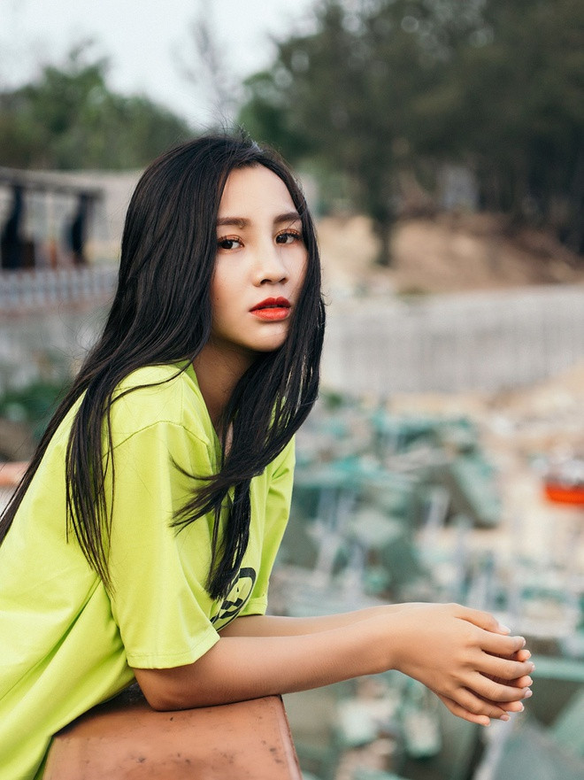 Cô từng học Cao đẳng Sư phạm Mầm non Hà Nội nhưng sau đó bén duyên với nghề diễn viên, trợ lý đạo diễn. Nữ thí sinh từng tham gia vai phụ trong series hài Tết như Làng ế vợ, Đại gia chân đất...