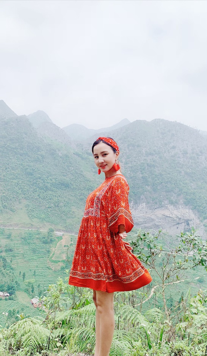 "Tôi ngưỡng mộ Hoa hậu H'Hen Niê. Chị ấy cũng vươn lên từ vất vả và là tấm gương sáng cho nhiều người. Tôi khâm phục vẻ đẹp trí tuệ của chị. Dù nổi tiếng và thành công, chị vẫn sống giản dị, Hình ảnh chị Hen về buôn làng giúp đỡ mọi người khiến tôi suy nghĩ tích cực hơn", cô chia sẻ với Zing.