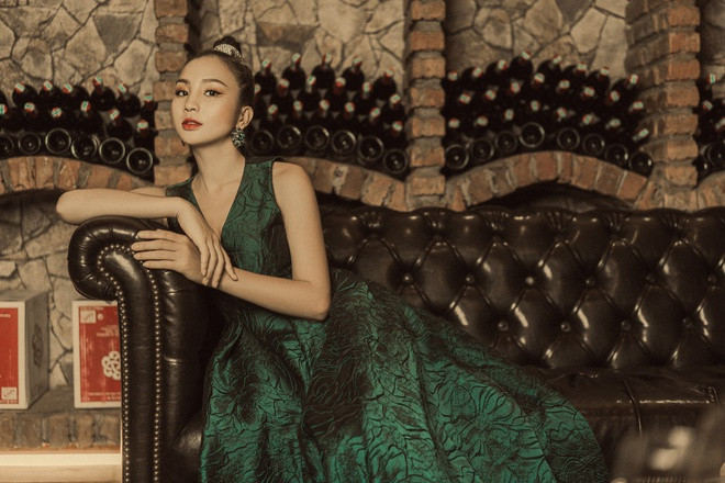 Để có chi phí theo đuổi đam mê, Thu Thủy kể cô từng làm phục vụ ở nhà hàng, quán ăn, nhân viên văn phòng, dạy thêm ở trung tâm năng khiếu.