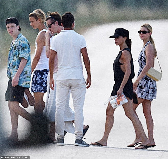 Kỳ nghỉ đến Italy lần này có sự góp mặt của Nicola Peltz - hôn thê Brooklyn Beckham. Đây là chuyến đi gắn kết lần đầu tiên của cả nhà ở nước ngoài sau nhiều tháng sống xa nhau. Trước đó, họ đến trang trại riêng nghỉ dưỡng, sau đó mới rời Anh sang Italy họp mặt gia đình.