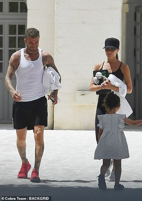 Hôm 20/7, Dailymail đăng tải loạt ảnh cả gia đình Beckham sang Italy du lịch. Đây là lần xuất ngoại đầu tiên của gia đình nổi tiếng, sau thời gian dài giãn cách xã hội.