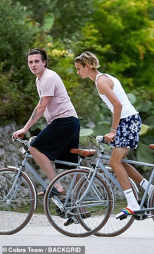 Trong chuyến đi lần này, Remeo không dẫn theo bạn gái. Sau Brooklyn, chuyện tình của chàng trai 17 tuổi cũng được khán giả quan tâm, dõi theo.