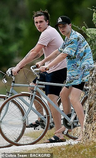 Romeo và Cruz - hai người em trai của Brooklyn Beckham lại cao lớn phổng phao, có dấu hiệu vượt mặt anh cả. Thậm chí, Remeo còn cao hơn cả anh trai, dù đang trong giai đoạn dậy thì, trưởng thành.