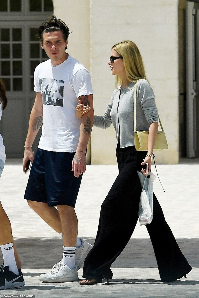 Con trai cả Beckham cũng dính với bạn gái tại Mỹ suốt 3 tháng giãn cách xã hội.