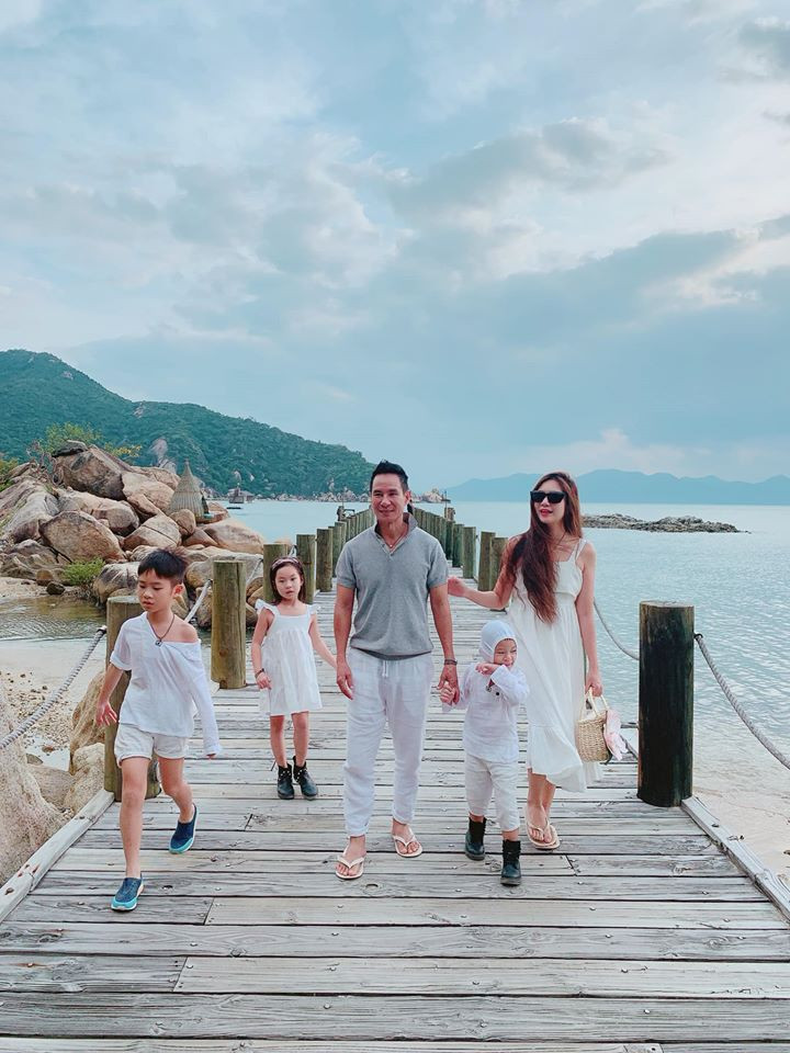 Cuộc sống hôn nhân viên mãn bên người chồng nổi tiếng và những đứa con xinh khiến Minh Hà càng thêm trẻ trung, xinh đẹp.