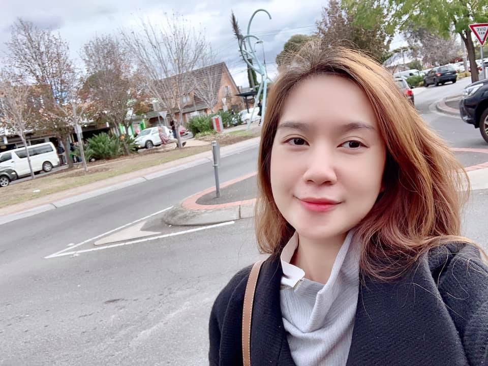 Ít người biết, bà xã của Lý Hải sở hữu tấm bằng tốt nghiệp Thạc sỹ chuyên ngành Luật Thương mại Quốc tế ở Đại học danh giá Leicester - Anh quốc.