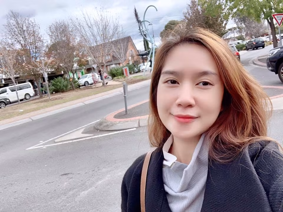 Ít người biết, bà xã của Lý Hải sở hữu tấm bằng tốt nghiệp Thạc sỹ chuyên ngành Luật Thương mại Quốc tế ở Đại học danh giá Leicester - Anh quốc.