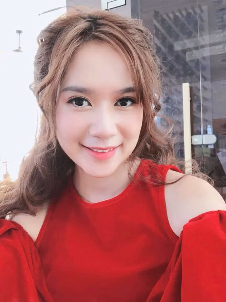 Trải qua 4 lần sinh nở, Minh Hà vẫn giữ được vóc dáng thon gọn, chẳng kém gái còn son.