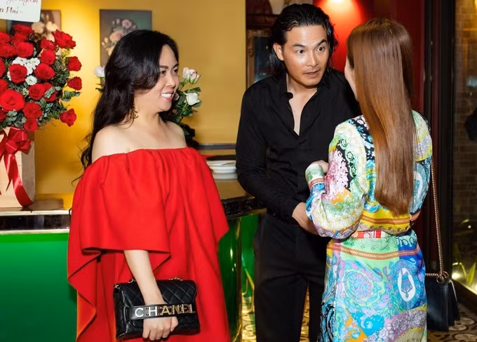 Ở bên vợ, diễn viên có thể “buông bỏ những vũ khí, áo giáp”, sống giản đơn, suy ngẫm nhiều và không màng hơn thua, đấu đá.