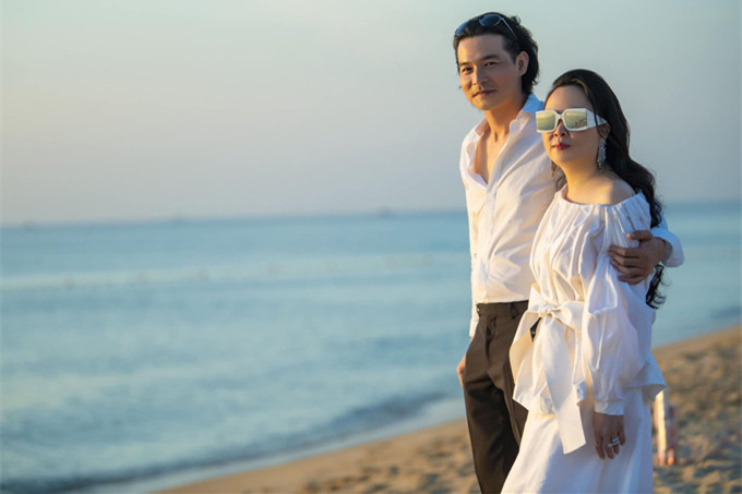 Quách Ngọc Ngoan từng nói về Phượng Chanel với VietNamNet: "Vợ tôi là người nghĩa khí và thẳng thắn, tính cách này không nhiều phụ nữ có. Tôi không thích ở gần người nói một đằng, nghĩ một nẻo, tâm cơ, nhỏ nhen. Điều đó làm tôi mệt. Vợ tôi làm nhiều việc nghĩa và không bao giờ nói về chúng nửa lời".