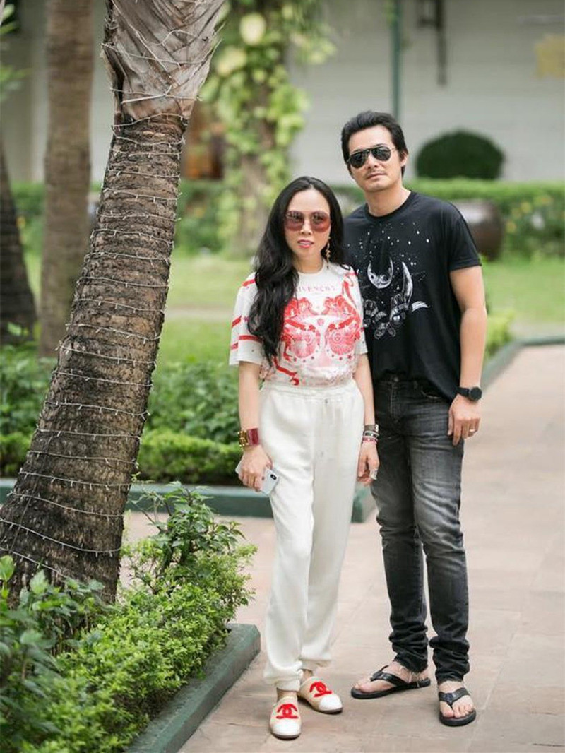 Phượng Chanel và Quách Ngọc Ngoan yêu nhau hết sức kín đáo đến 7 năm trời. Suốt thời gian ấy không ai biết 2 người yêu nhau thế nào, chỉ biết Quách Ngọc Ngoan tin tưởng bạn gái đến mức dùng chung tài khoản facebook, không có sự riêng tư.