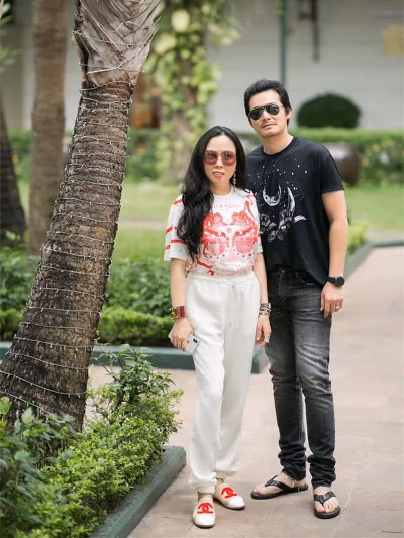 Phượng Chanel và Quách Ngọc Ngoan yêu nhau hết sức kín đáo đến 7 năm trời. Suốt thời gian ấy không ai biết 2 người yêu nhau thế nào, chỉ biết Quách Ngọc Ngoan tin tưởng bạn gái đến mức dùng chung tài khoản facebook, không có sự riêng tư.