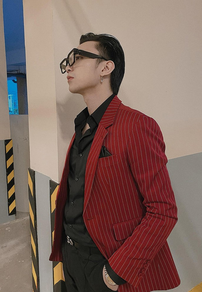 Soobin Hoàng Sơn bảnh bao với vest đỏ trong lúc đợi biểu diễn. "Không còn trẻ, nhưng vẫn tự do và hoang dại", nam ca sĩ nói về mình.