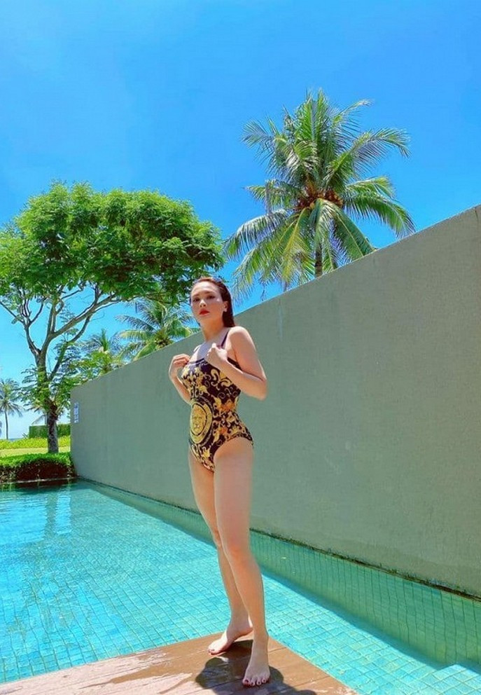 Diễn viên Bảo Thanh vừa đăng tải loạt ảnh diện bikini gợi cảm do chính ông xã chụp trong chuyến nghỉ dưỡng. "Mùa Thu của em đến thật rồi hả? Cảm ơn chồng về những bức hình lưu lại khoảnh khắc em thật đẹp'', cô viết.