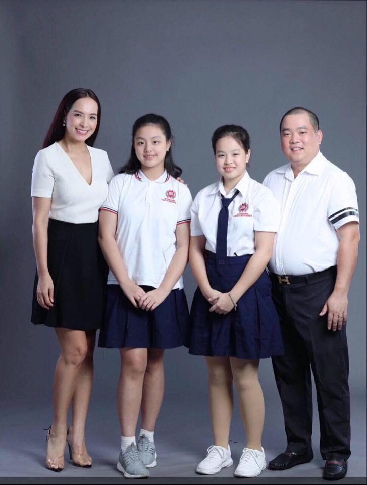 Sao Việt 9/9: Nhạc sĩ Minh Khang đăng ảnh cả gia đình và nhận được nhiều lời khen dành cho bà xã và 2 cô con gái xinh xắn.