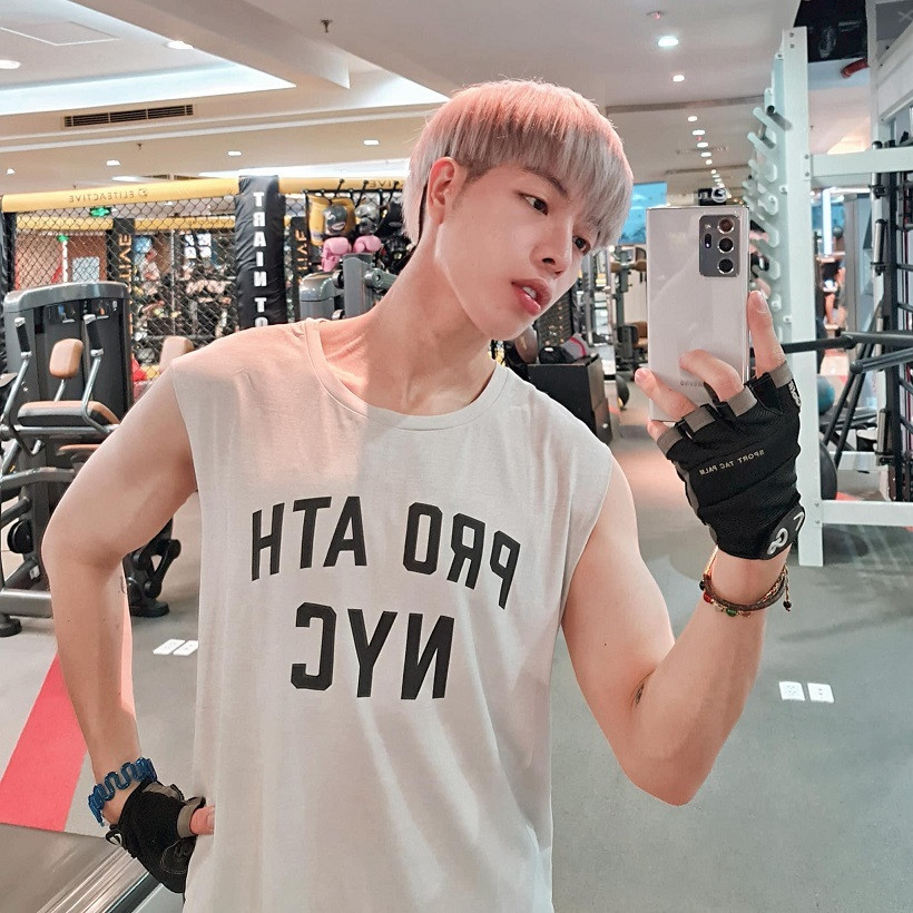 Đức Phúc cật lực tập gym rèn thể hình chuẩn bị cho các dự án trở lại sau dịch.