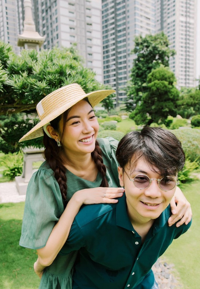 Á hậu Thúy Vân cùng chồng diện đồ đôi, khoe khoảnh khắc ngọt ngào bên nhau.