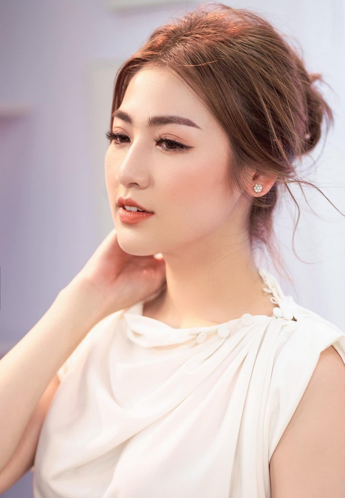 Dương Tú Anh với khoảnh khắc đẹp tựa nàng thơ. "Có những ngày bình yên đến lạ, muốn ăn vạ mà chả biết tìm ai", cô hài hước làm thơ.