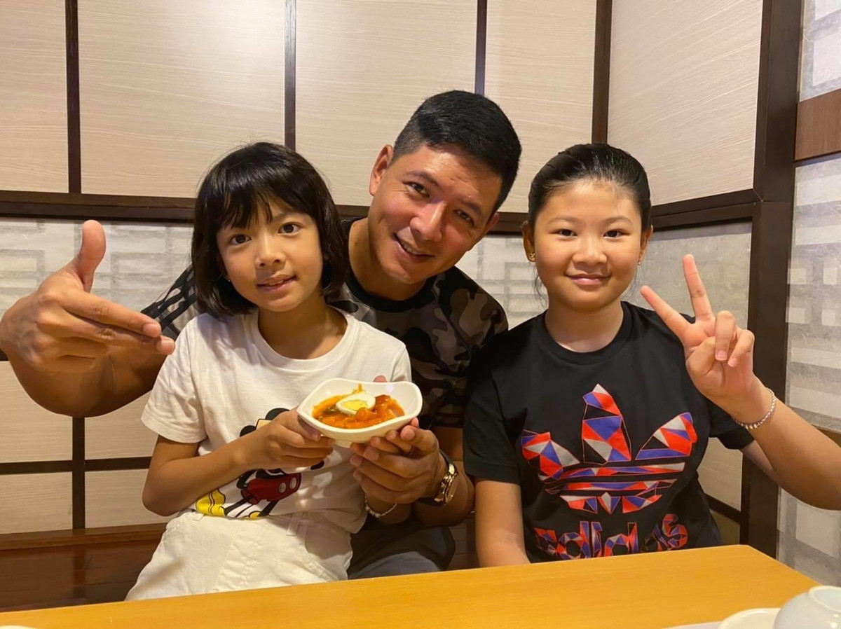 Bình Minh dùng bữa tối cùng 2 cô con gái cưng. Người chụp ảnh 3 bố con cũng chính là vợ anh - doanh nhân Anh Thơ.