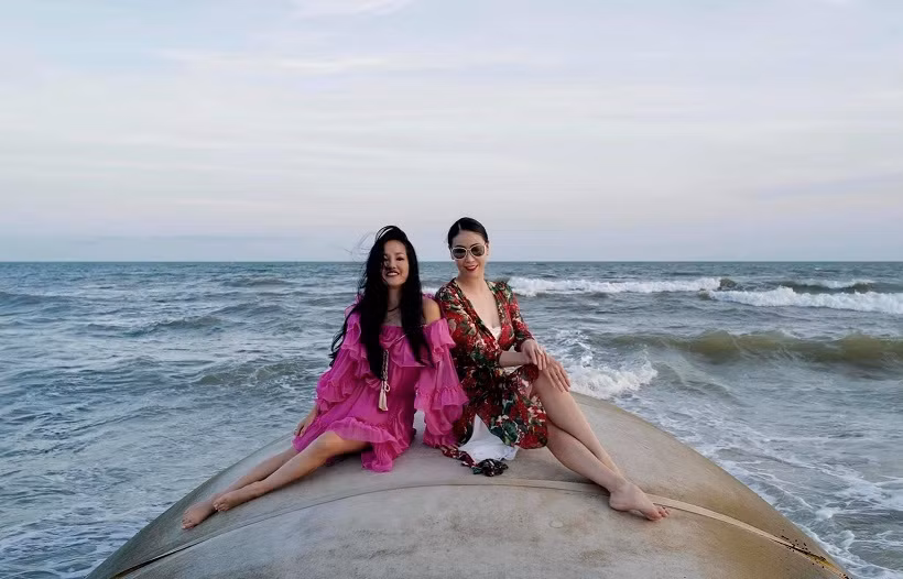 Diva Hồng Nhung vừa có chuyến đi biển cùng người em thân thiết Hoa hậu Hà Kiều Anh.