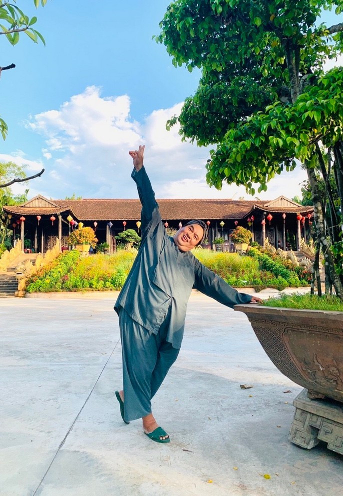 Nghệ sĩ Hoàng Mập nhí nhố với tạo hình nông dân trong dự án phim anh đang tham gia.