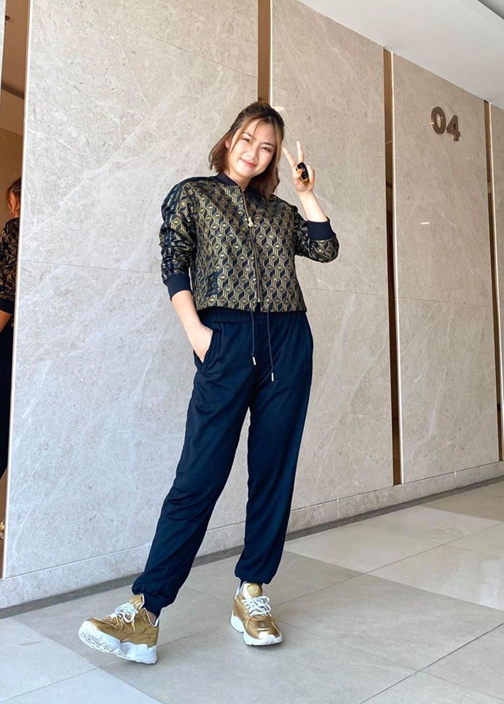 Ngọc Lan chia sẻ hình ảnh năng động, dễ mến ngoài đời thực, cô còn hài hước tự gọi mình là “Chang mặt bành”.