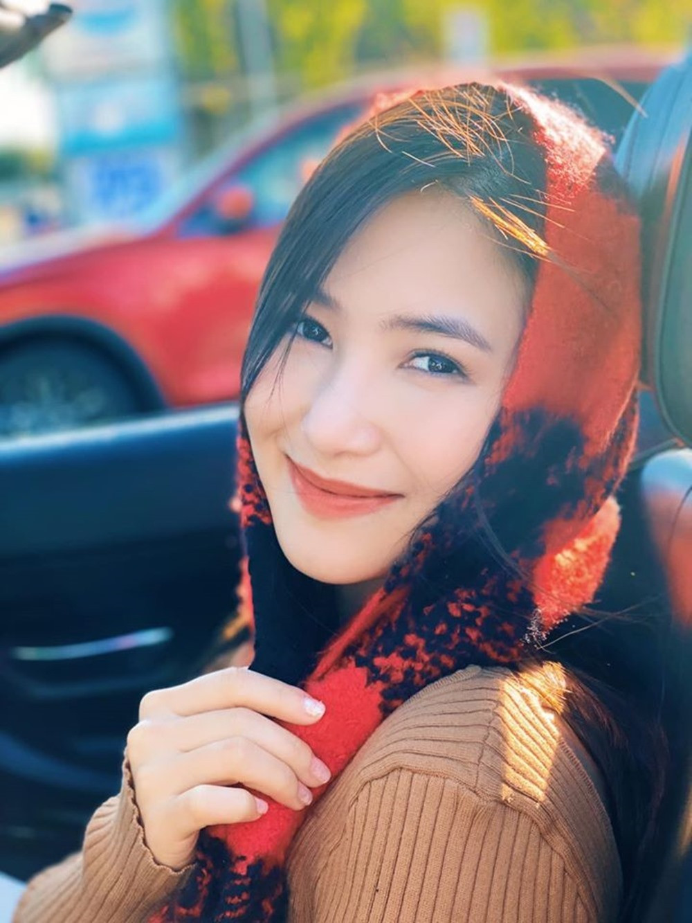 Hương Tràm khiến fan thích thú khi khoe nhan sắc ngày càng đằm thắm. Thời gian gần đây cô thường xuyên đăng tải khoảnh khắc vui vẻ của mình, lần này cũng không ngoại lệ với dòng trạng thái nhí nhố: “Cô bé quàng khăn đỏ, bỏ thế giới nhỏ đi chơi”.