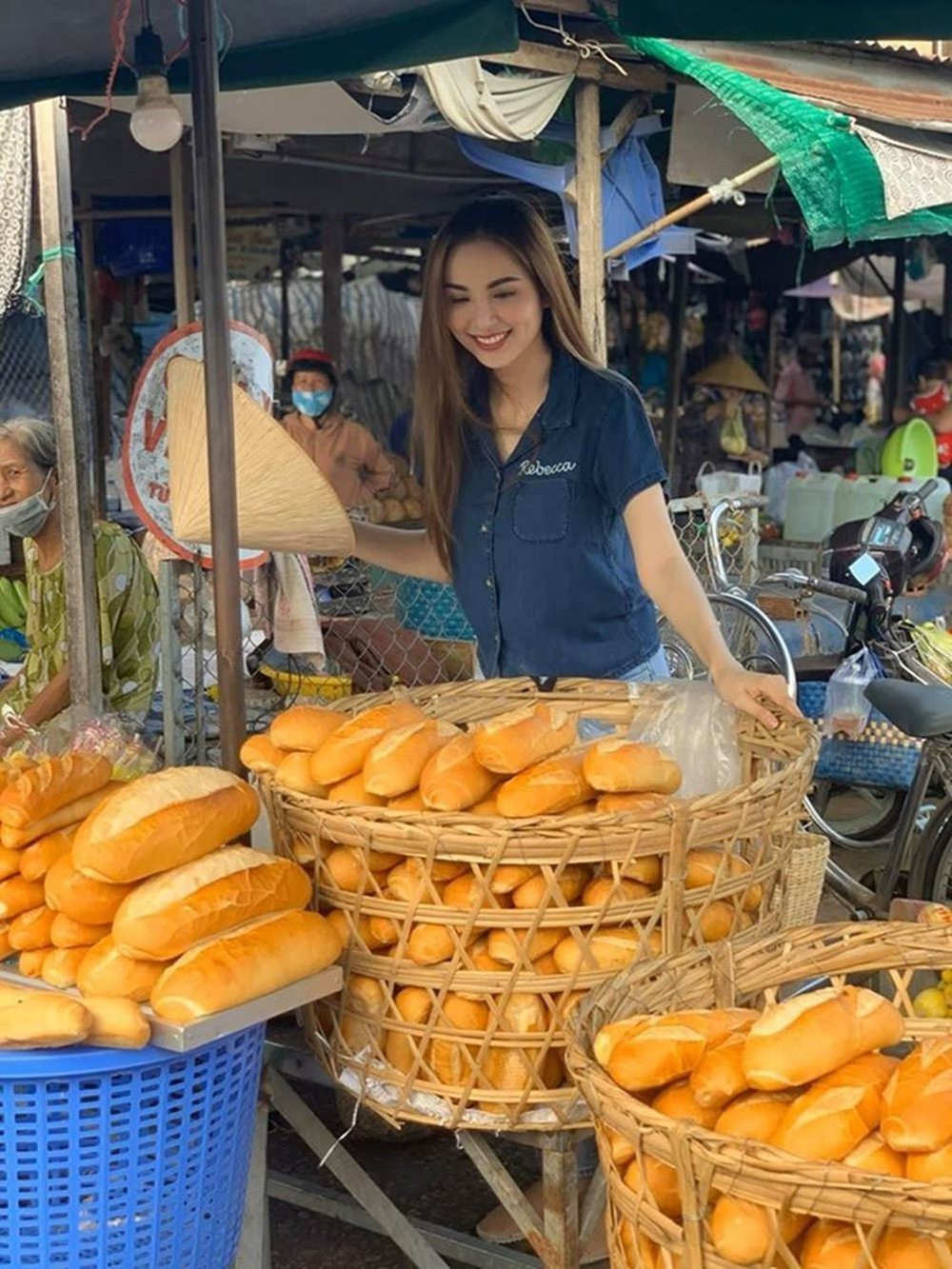 “Sáng nay em đi chợ sớm, em bán bánh mì. Trưa về, em ghé thăm vườn hái trái em ăn”.