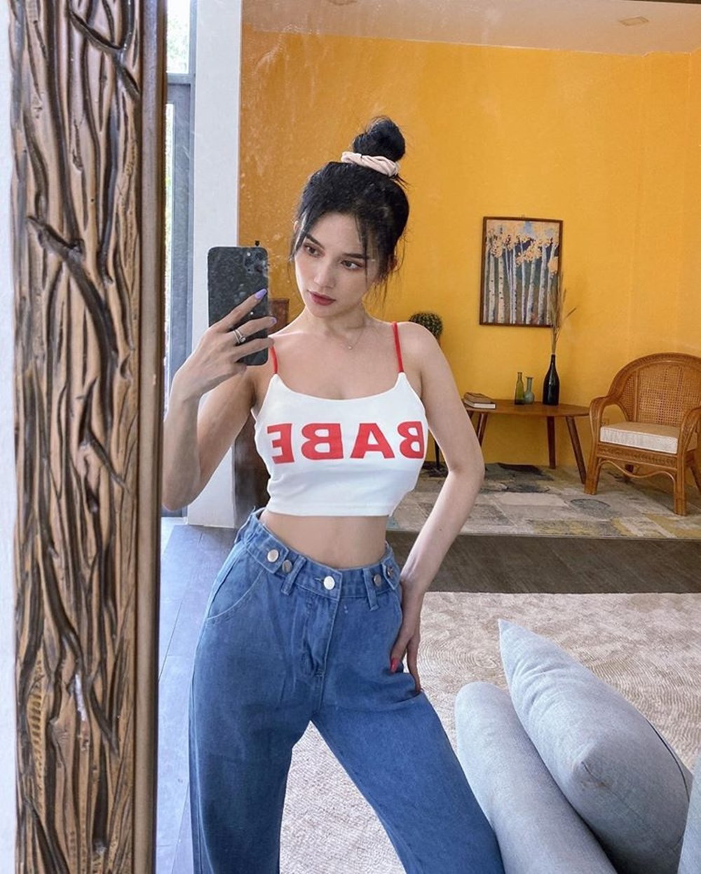 Sĩ Thanh xinh đẹp, thoải mái trong hình ảnh mới đây cùng dòng trạng thái: “Muốn vui vẻ rất đơn giản: Làm tốt việc của bản thân. Đừng xen vào việc của người khác. Đừng nghĩ về việc của ông trời”.