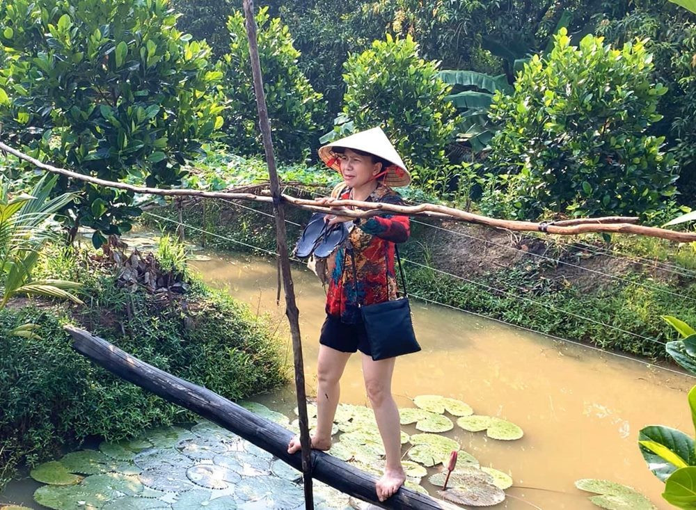 Diễn viên Thụy Mười hoảng hốt khi bị bỏ lại giữa cầu khỉ, biểu cảm của cô khiến khán giả thích thú.