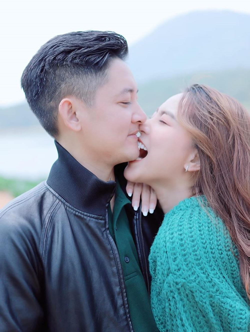 Hải Băng hạnh phúc bên chồng. Nhan sắc bà mẹ ba con của cô luôn khiến người hâm mộ phải xuýt xoa.