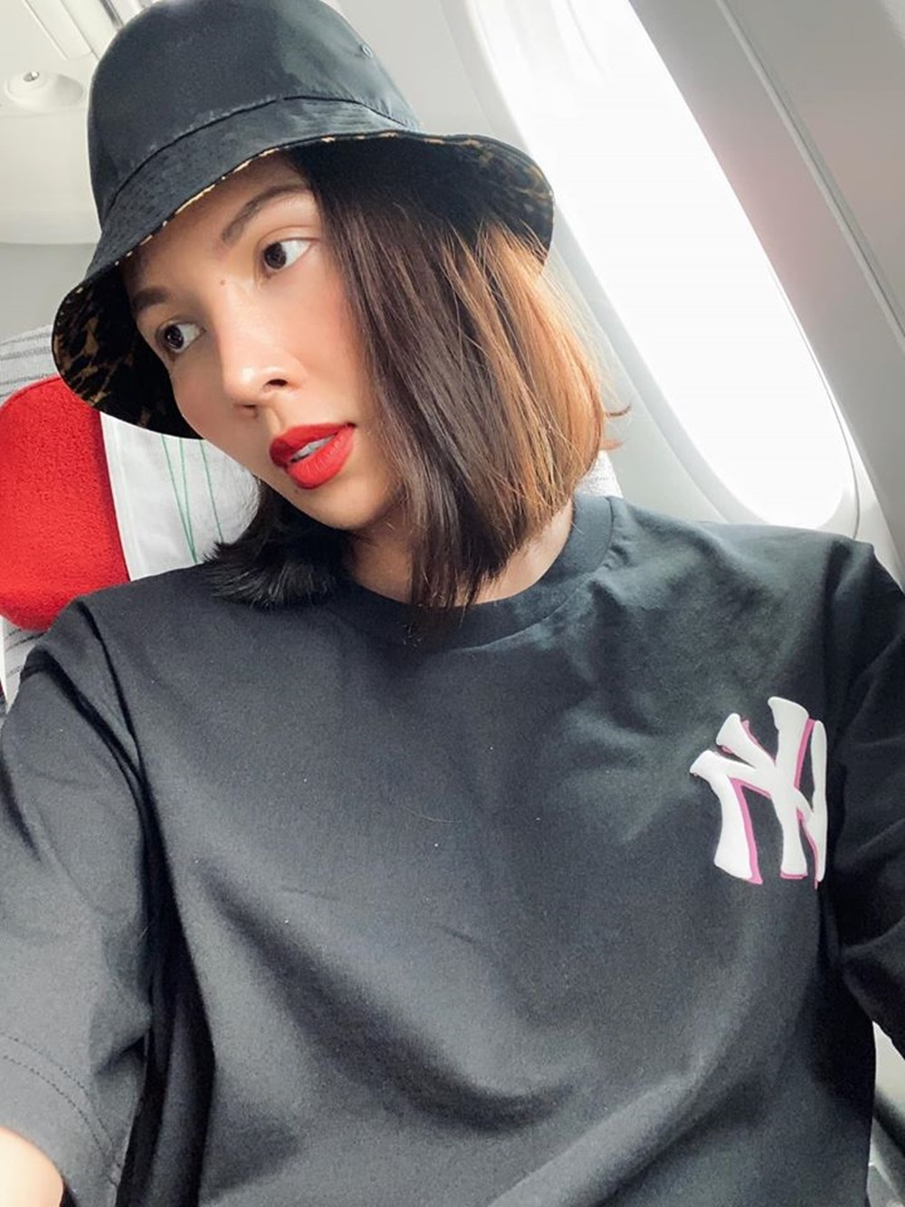 Siêu mẫu Minh Triệu đi làm những không quên nhắc nhở mọi người đề phòng dịch bệnh: “Uống ngụm nước , selfie được vài tấm xong vội vàng mang lại khẩu trang. Dạo này mình bị bệnh sợ nơi công cộng”.