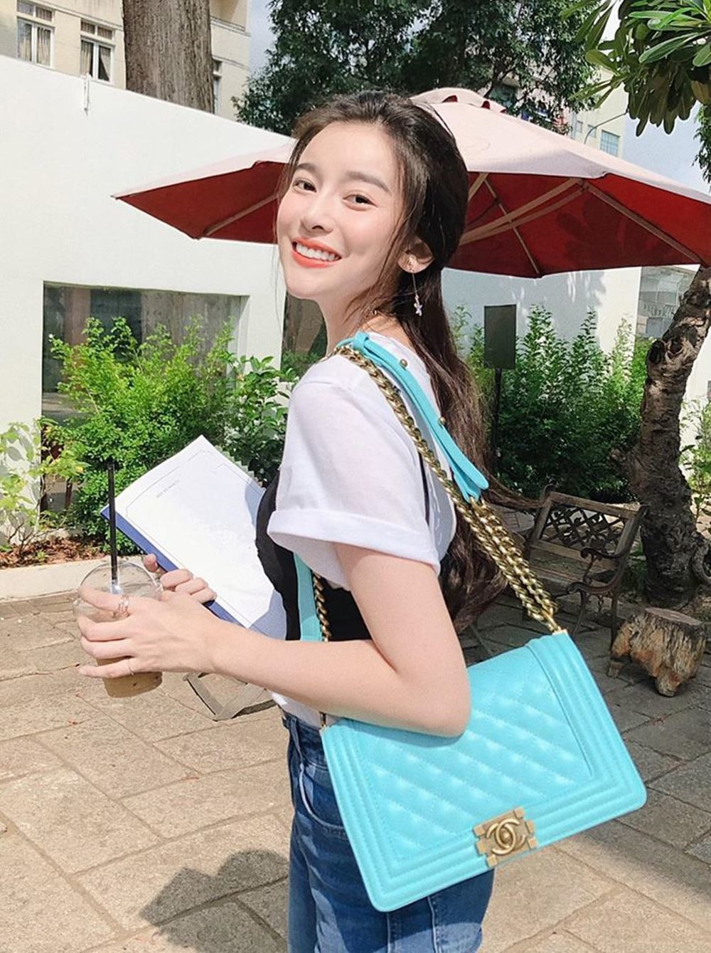 Cao Thái Hà đăng tải hình ảnh tươi tắn, xinh đẹp, hài hước chia sẻ: “Đi học mà không ai đón về hết trơn”.