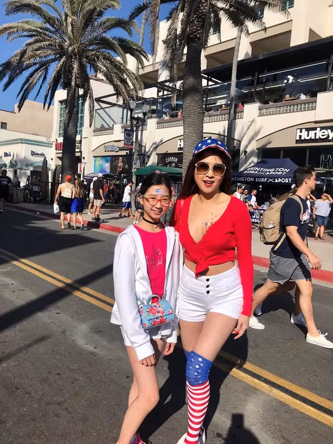 Cô bé thường xuyên được mẹ đưa về Việt Nam thăm gia đình, đưa đi du lịch vào mỗi dịp nghỉ lễ.