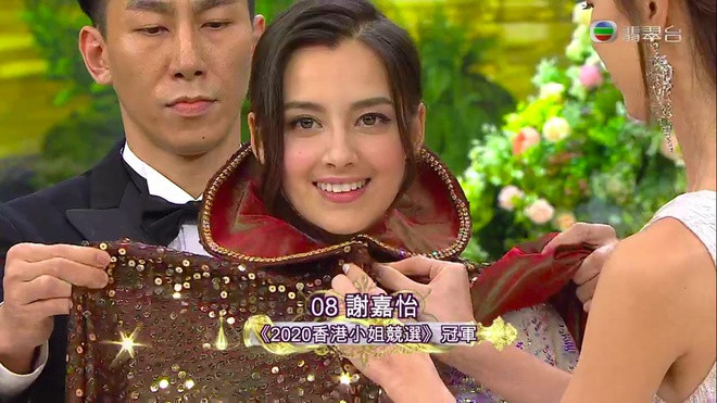 Tối 30/8, trang HK01 đưa tin đêm chung kết cuộc thi Hoa hậu Hong Kong 2020 được tổ chức dưới hình thức chương trình thực tế, phát sóng trực tuyến. Chiến thắng thuộc về Tạ Gia Di, người đẹp mang hai dòng máu Trung - Anh, dù chỉ cao 1,6 m. Ảnh: HK01.