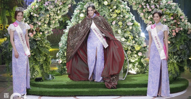 Trước khi trở thành Hoa hậu Hong Kong 2020, Tạ Gia Di làm công việc y tá tại Scotland. Cô lớn lên ở Scotland và không thông thạo tiếng Quảng Đông. Mỗi năm, người đẹp về Hong Kong một lần và rất yêu thích xứ Hương Cảng. Tạ Gia Di cho biết sẽ chăm chỉ trau dồi khả năng ngôn ngữ để giao tiếp với truyền thông và học diễn xuất. Ảnh: HK01.